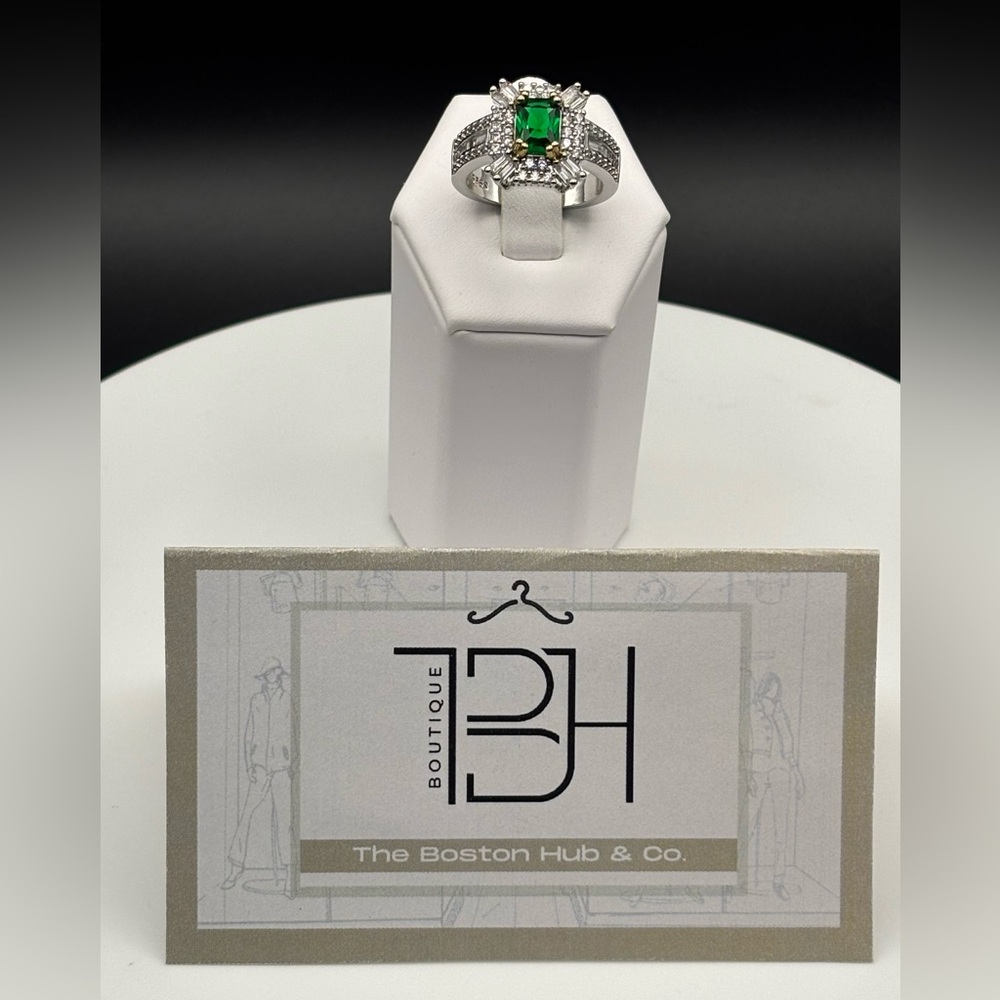 ❣️NEW Beautiful Ring Sterling Silver Green and white CZ Size 9